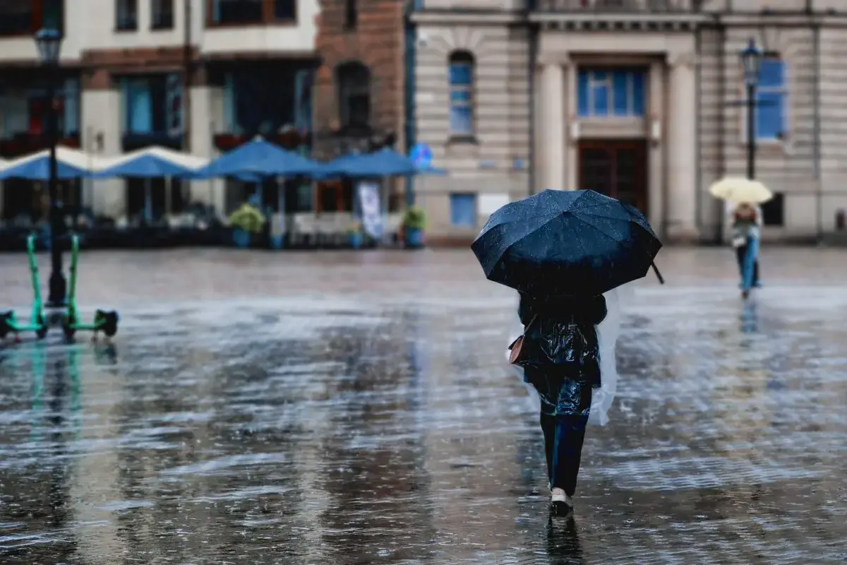 1 Mai capricios: Răcire accentuată, ploi și vânt în toată țara