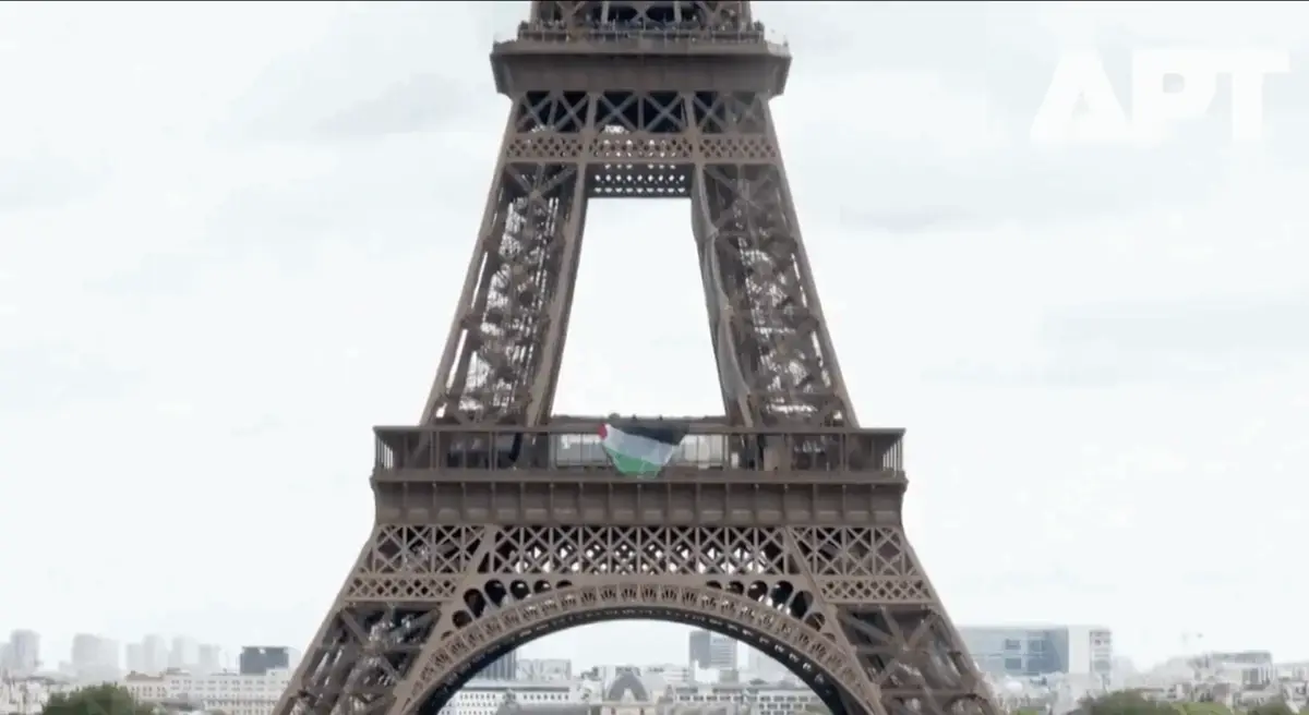 Activiști pro-Palestina atârnă drapel pe Turnul Eiffel