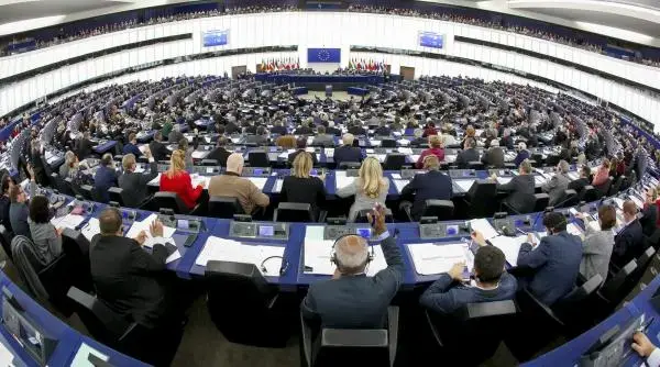 Bătălia politică românească ajunge la Bruxelles