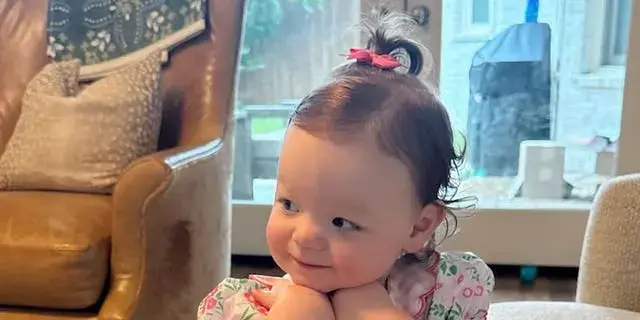 Bebelușul Sofia Drummond arată adorabil cu prima ei coadă de cal.