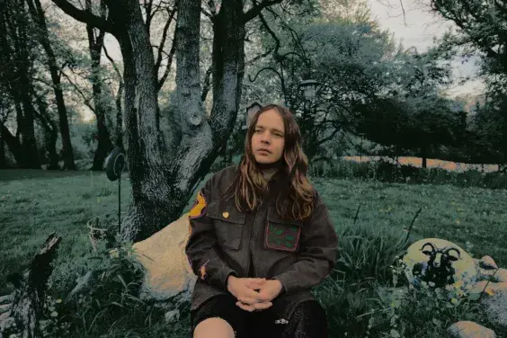 Billy Strings lansează „Mill Town Flood”, un cântec despre pierdere și speranță