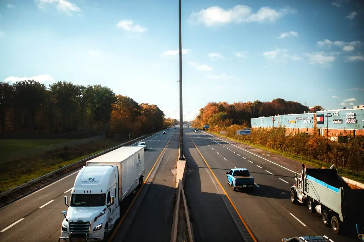 Camioanele autonome: O revoluție pe șoselele americane, cu bune și cu rele