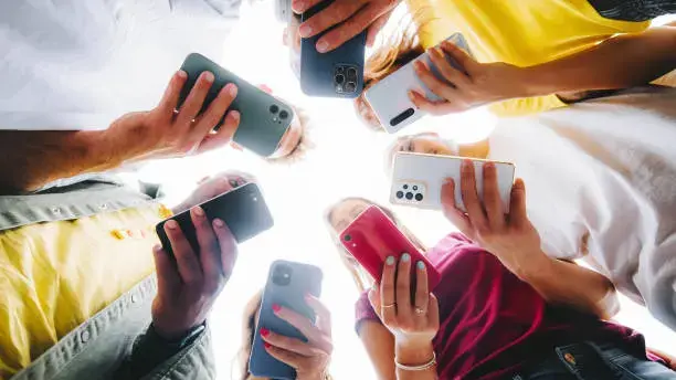 Canicula și telefoanele: cum le protejăm de supraîncălzire?