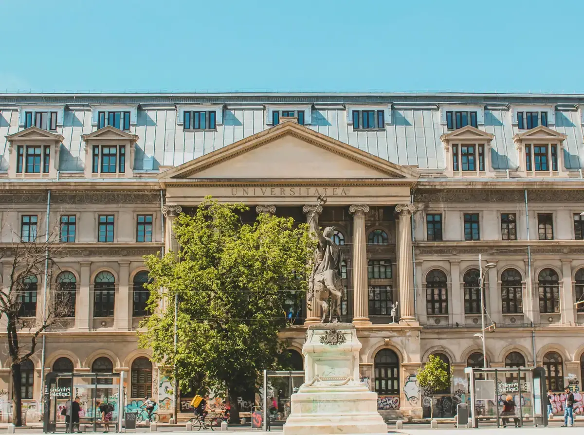 Cele mai bune facultăți din România: Top 3 și caracteristicile acestora explicate