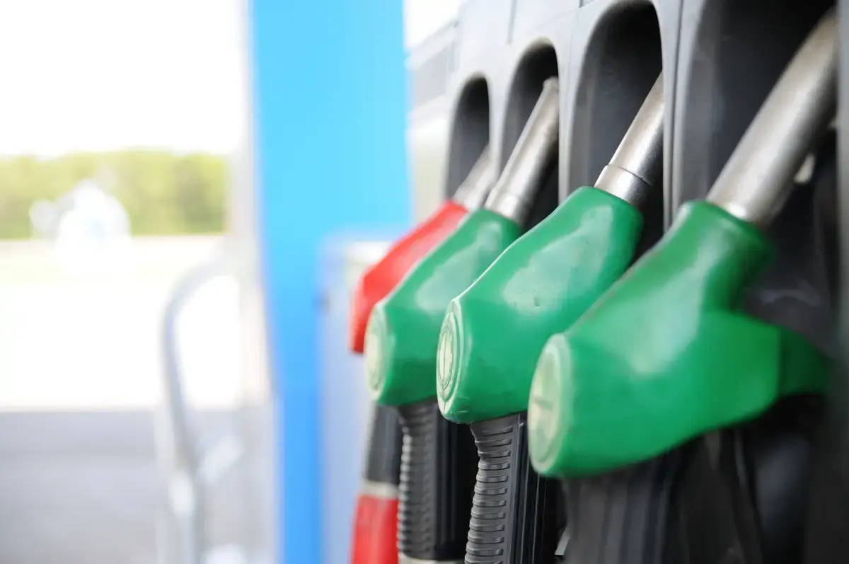 De ce carburanții se scumpesc în România, deși petrolul e mai ieftin?