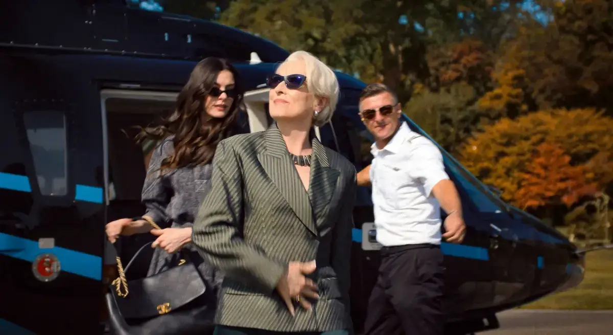 „Diavolul se îmbracă de la Prada 2”: Comedia anului, un succes răsunător în cinema și streaming