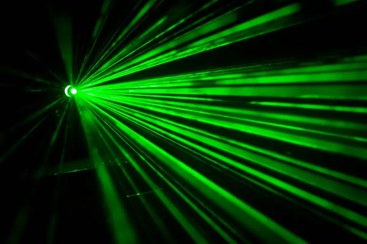 O lentilă plată transformă lumina într-un fascicul laser ultra-subțire