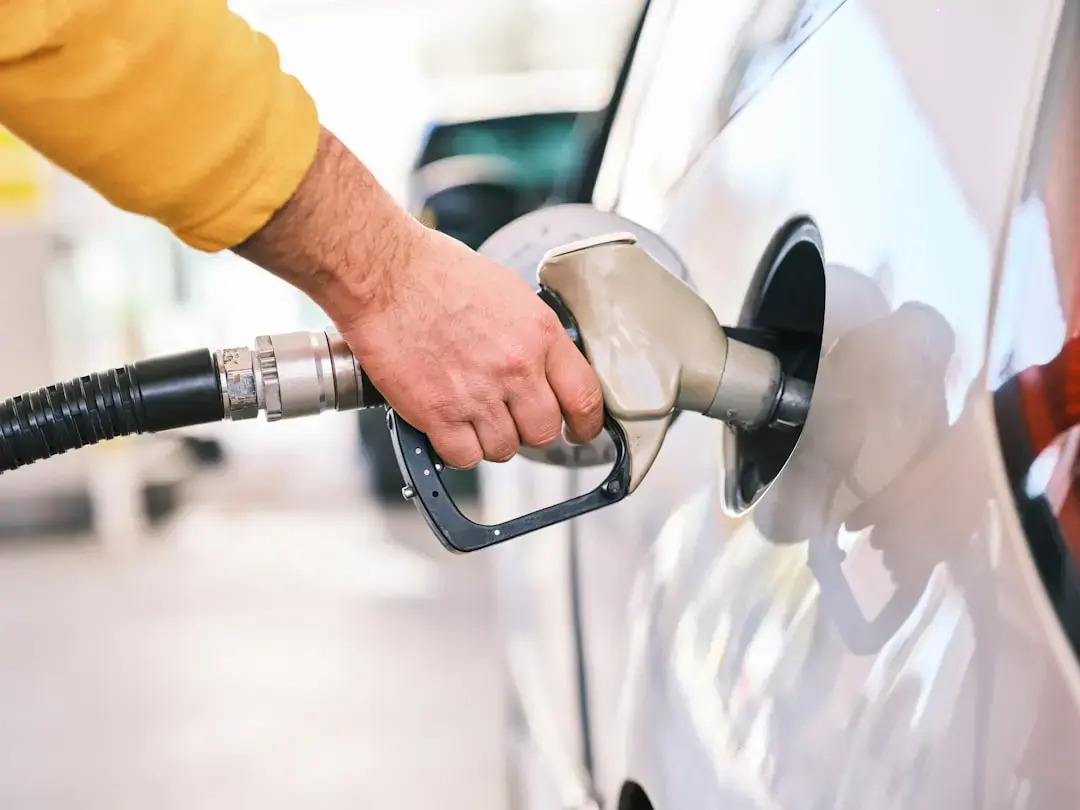 Petrolul costă peste 1 dolar pe baril, în timp ce experții avertizează despre societatea socială