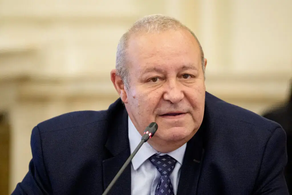 PNL avertizează: Opoziție și posibile alegeri anticipate dacă Bolojan este demis