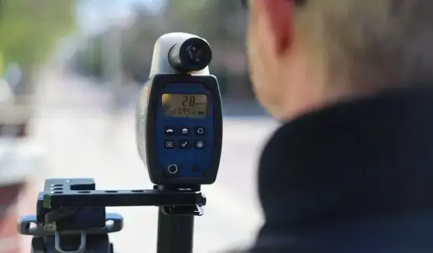 Polițist surprins cu 177 km/h în zonă rezidențială, scăpat de amendă