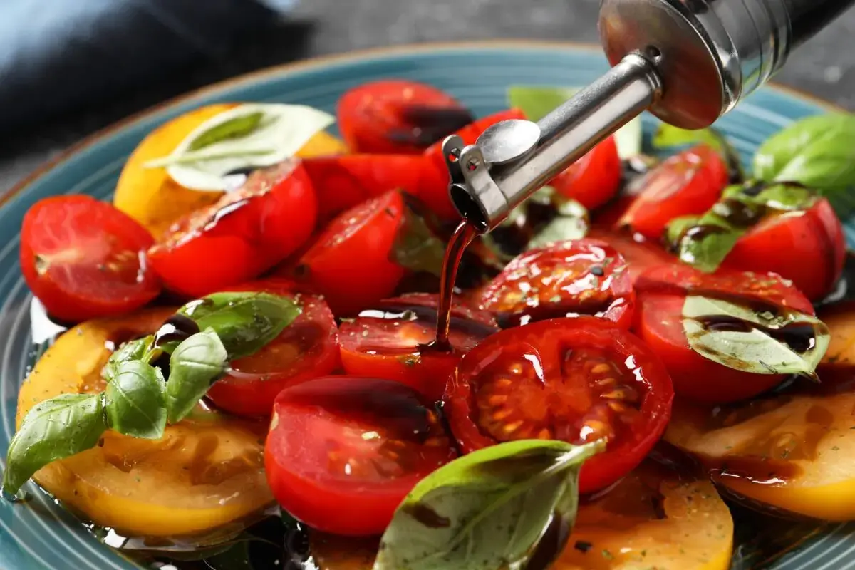 Salata de roșii: De ce oțetul nu e mereu cea mai bună idee