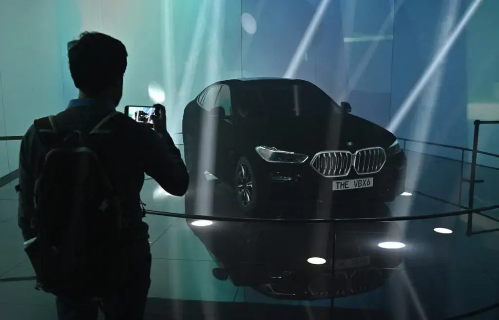 Vopsea ultra-neagră pentru mașini de lux, mai bună decât Vantablack?
