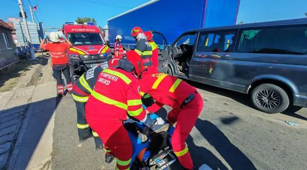 Accident la Băcia: Mașină cu 9 oameni lovește un TIR, trei răniți
