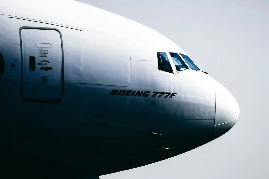 Avion cu 170 de pasageri aterizează de urgență la Otopeni după impactul cu un stol de păsări