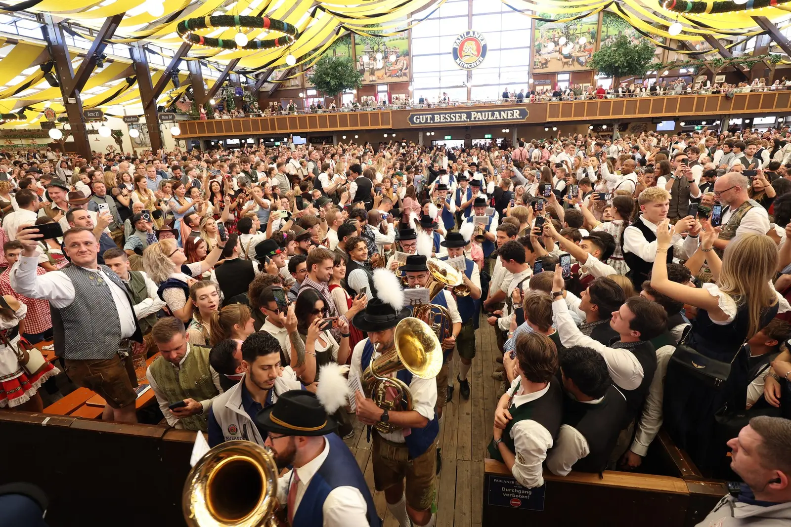 Oktoberfest 2026 a început la Munchen: Ce preț are berea anul acesta