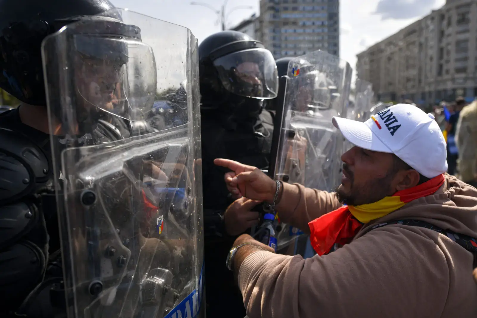 Doi foști candidați AUR, arestați preventiv după violențele de la protestul ciobanilor