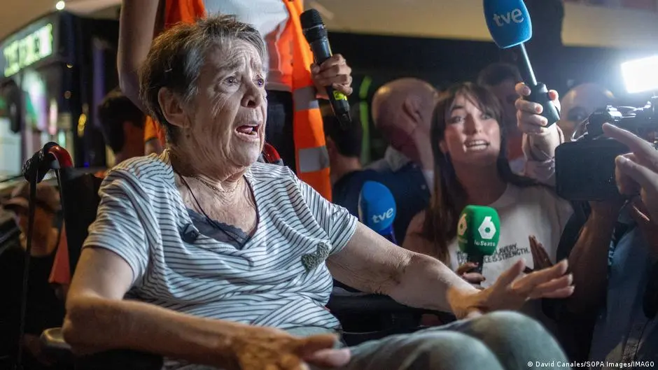 Pensionara spaniolă Maricarmen, 87 de ani, revine în apartamentul din care fusese alungată
