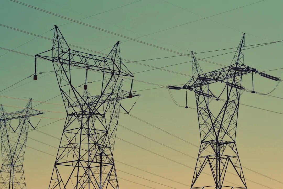 Prețul energiei electrice atinge cote critice înainte de iarnă, amenințând gospodăriile și companiile