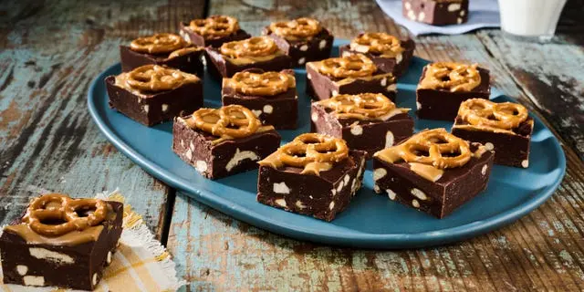 Fudge cu ciocolată, unt de arahide și pretzeli: răsfățul dulce-sărat care îți va cuceri invitații