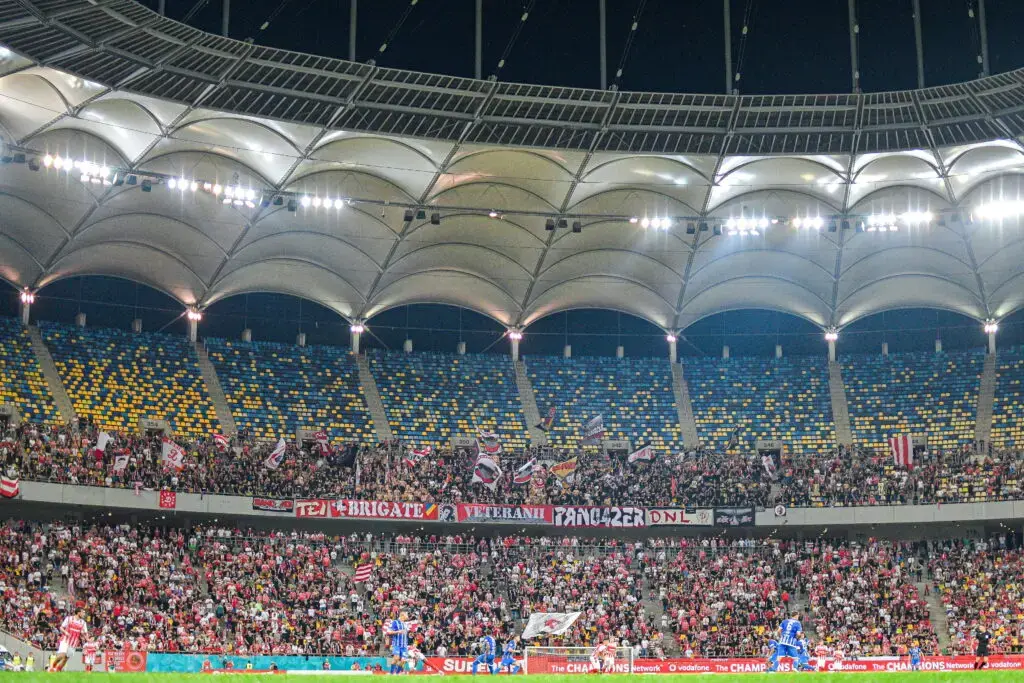 Torță aruncată în tribuna Dinamo: doi suporter răniți la meciul cu Farul