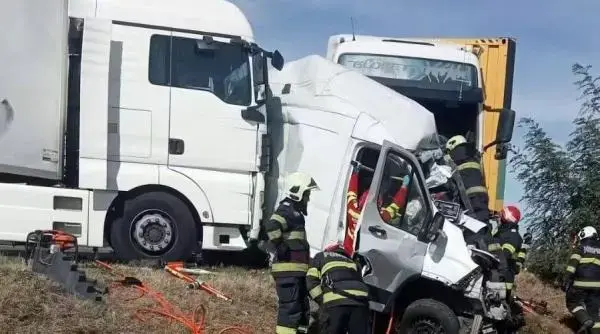 Tragedie pe DN 6: Două femei au murit după ce microbuzul lor a fost strivit între două TIR-uri
