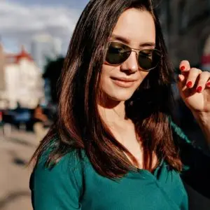 Accesorii care transformă o ținută simplă în look de vacanță