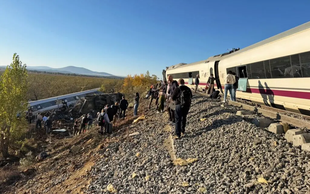 Accident feroviar grav în Spania: două trenuri de mare viteză s-au ciocnit lângă Toledo