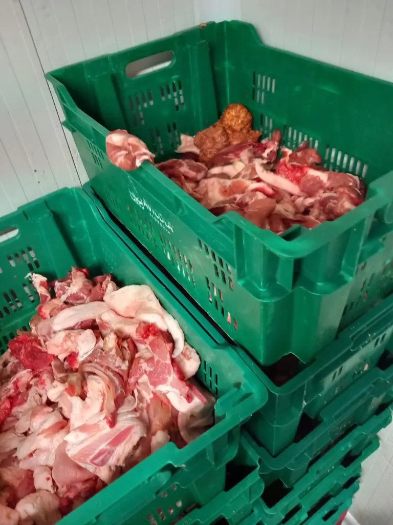 Produse expirate și carne depozitată greșit, descoperite în controale