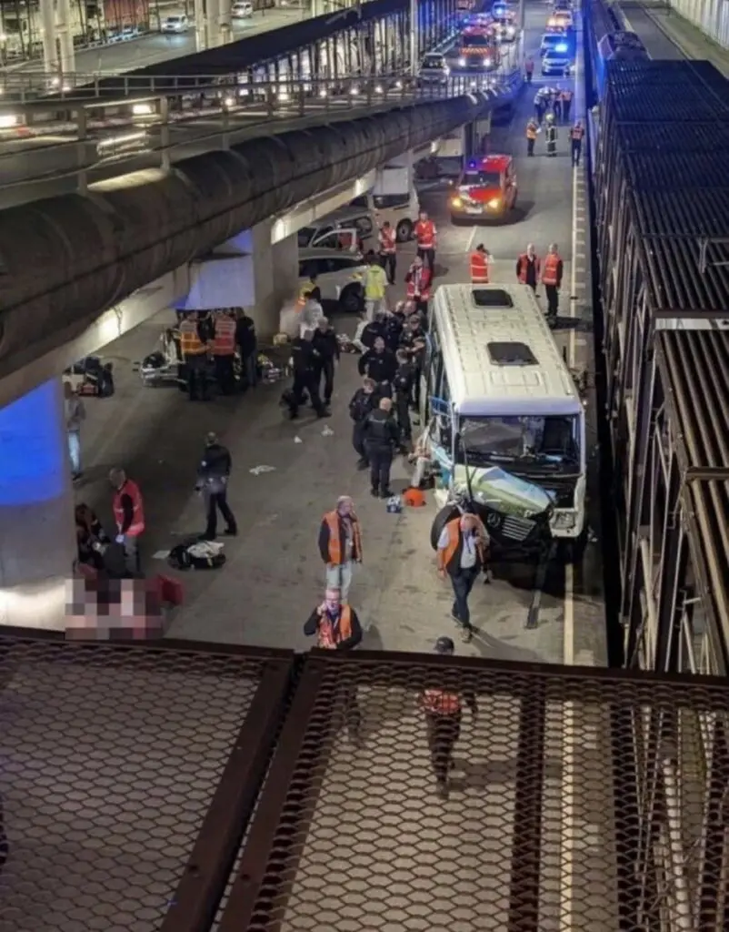 Autobuzul s-a ciocnit cu trenul în Tunelul Canalului Mânecii, 19 persoane rănite