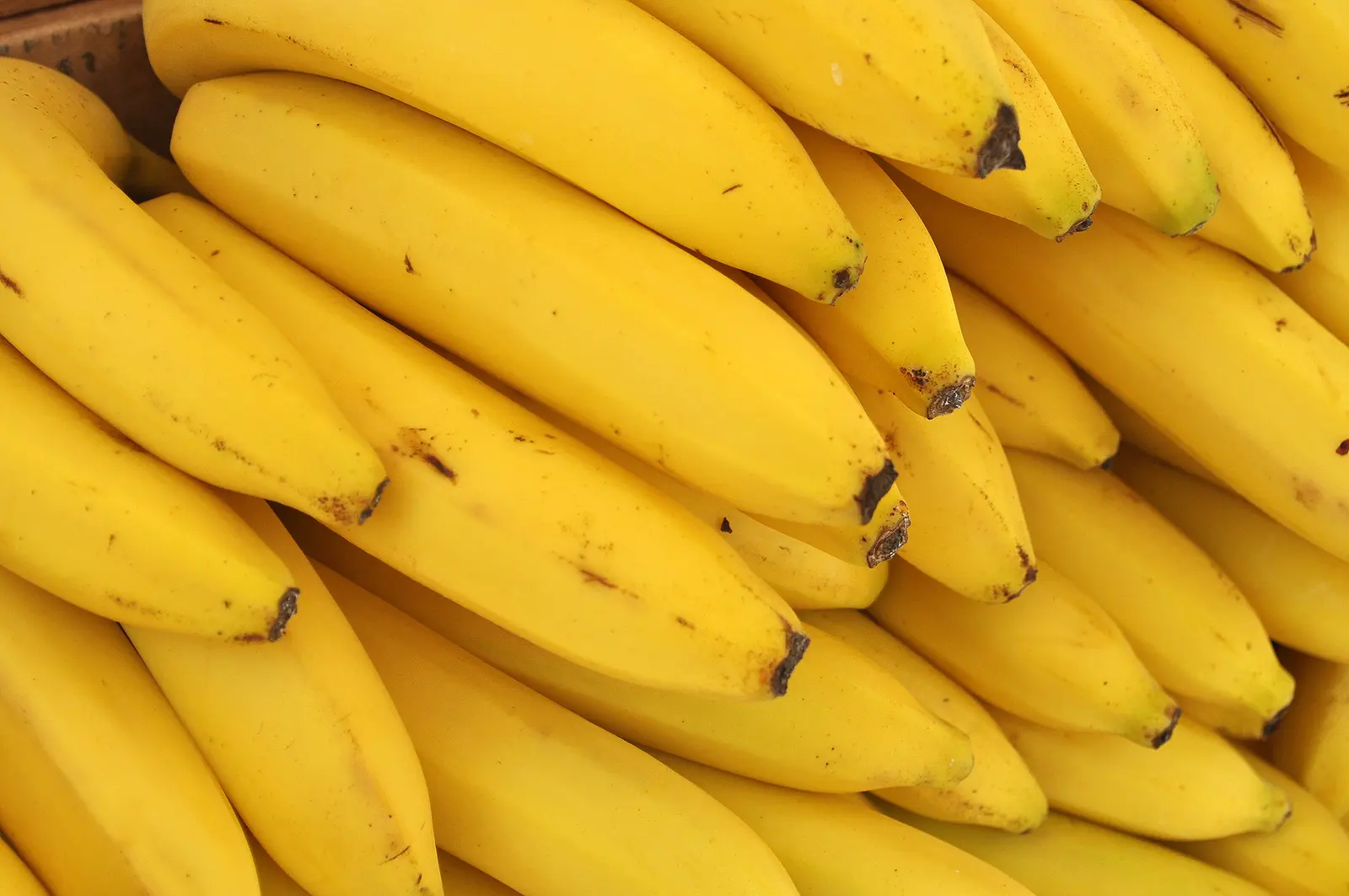 Bananele se scumpesc în toată lumea din cauza vremii extreme și a crizelor globale