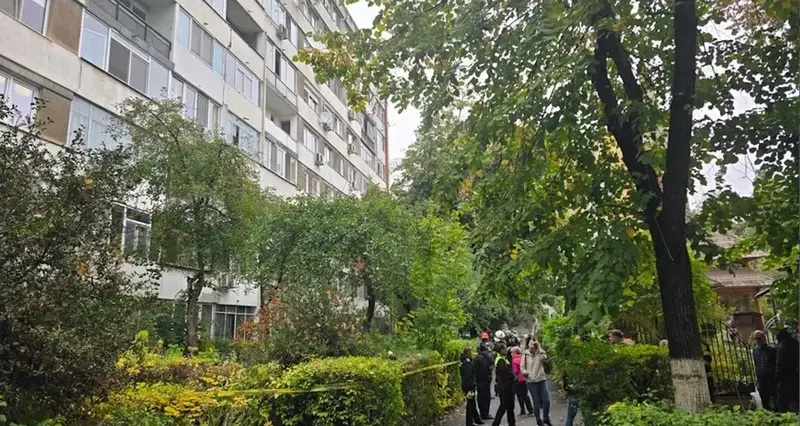 Bloc evacuat în Capitală din cauza unei crăpături majore