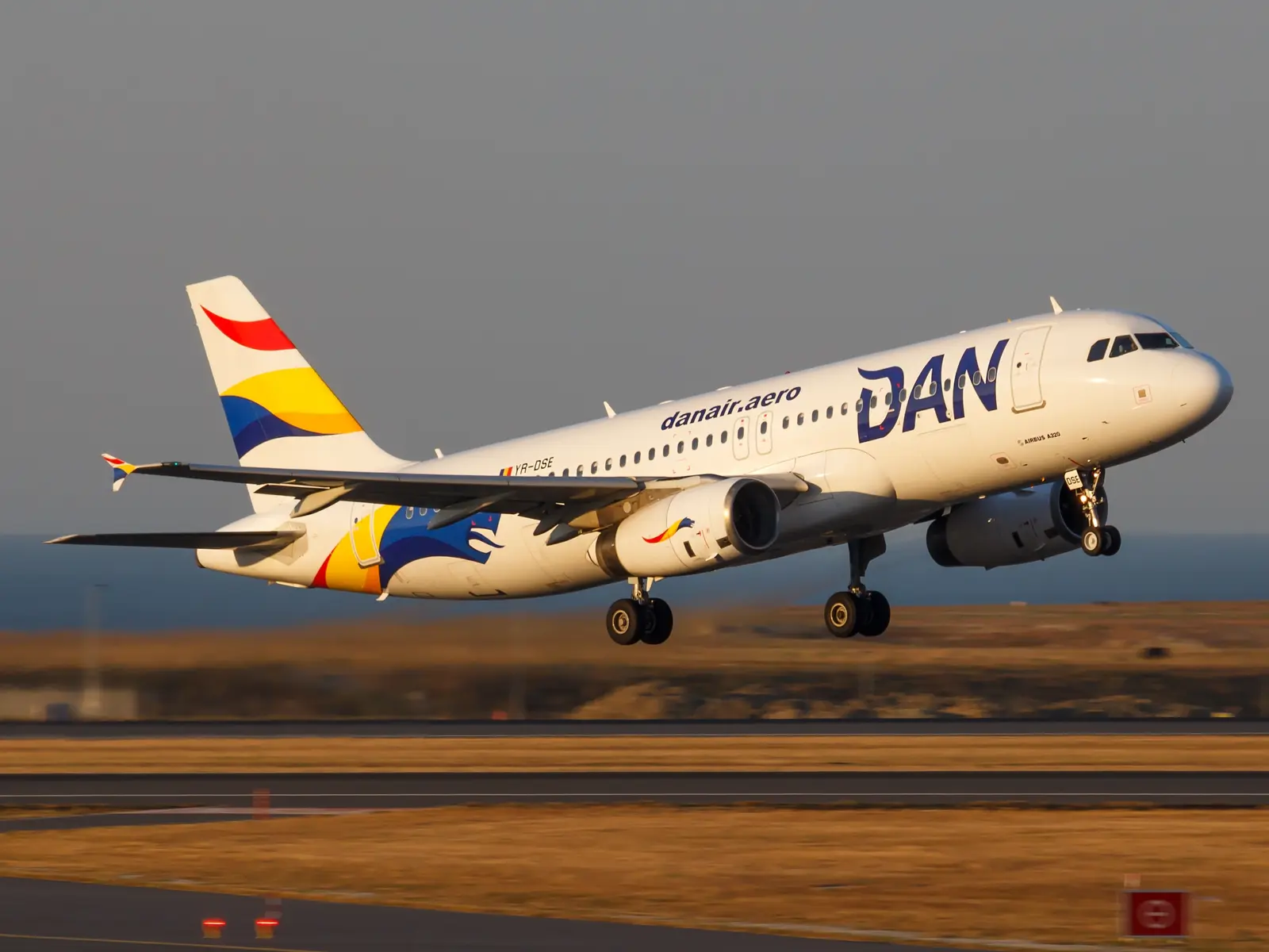 Dan Air cere insolvența: al doilea zbor românesc intră în criză