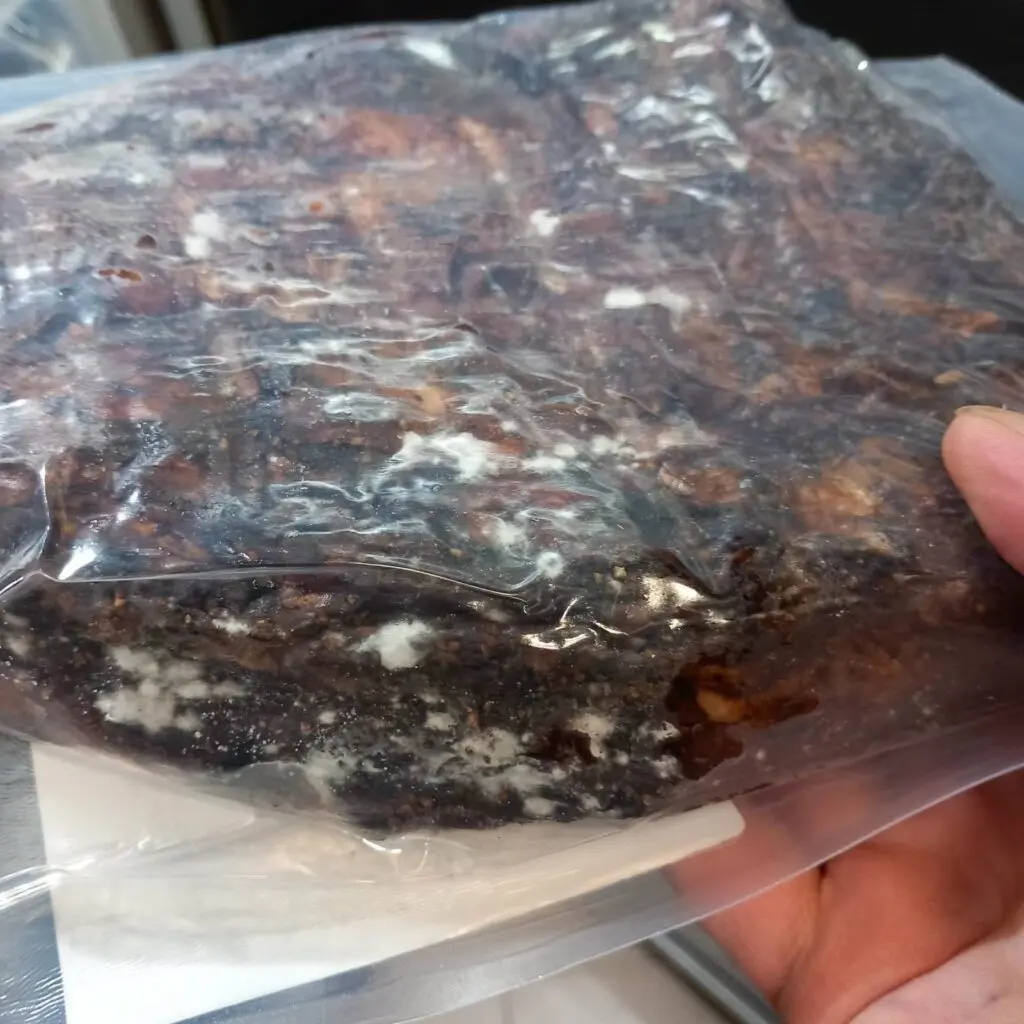 De la carne cu mucegai la butelii corodate: lista neregilor descoperite la controale în toată țara