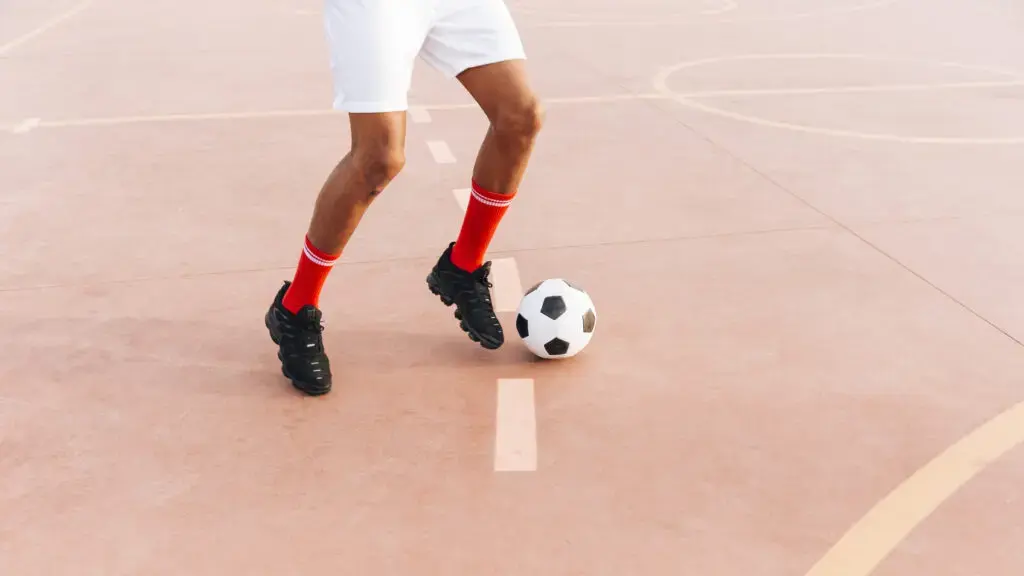 Fotbal în concediu medical a dus la demitere, firmă plătește 12 salarii