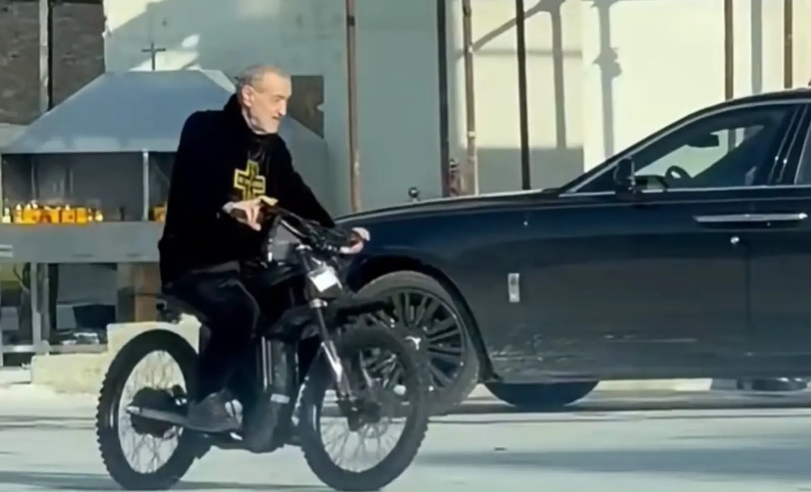 Gigi Becali, de la măgar la motocicletă electrică: spectacolul continuă la Pipera