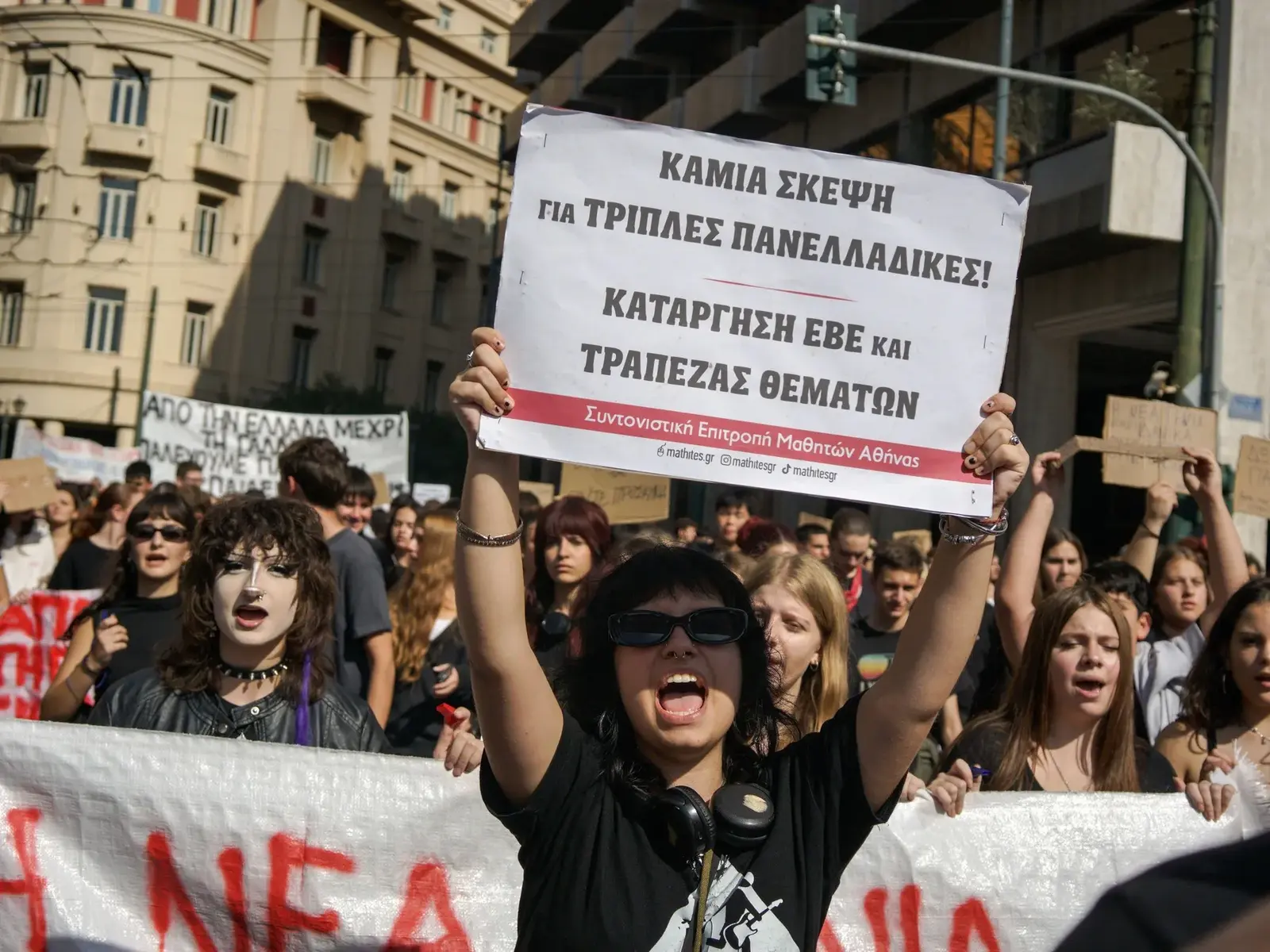 Zeci de mii de elevi și profesori au ieșit pe stradă în Grecia: cer mai multă educație publică