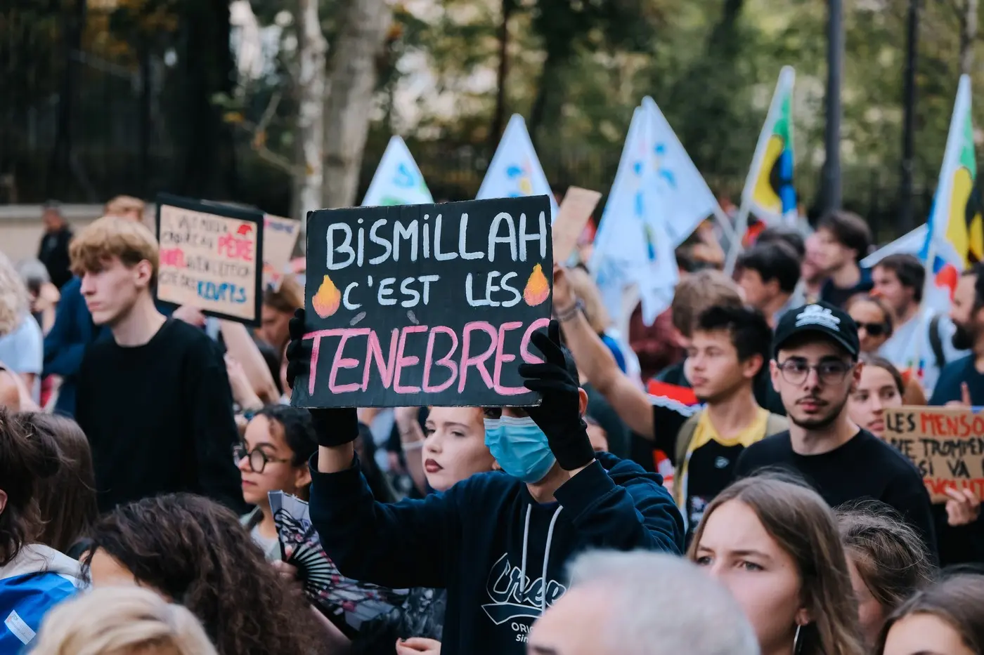 Sloganul „Bismillah, e beznă” al protestelor din Franța, preluat de Greta Thunberg