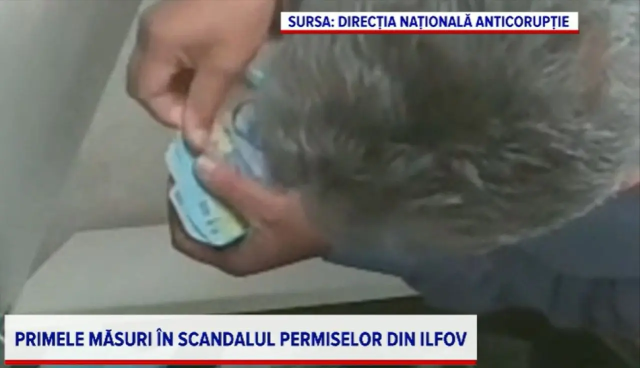 șeful și un subordonat reținuți pentru obținerea de permise auto pe șpagă