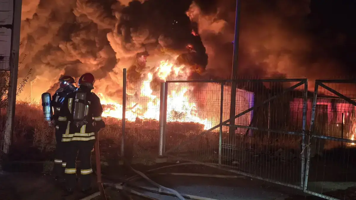 Incendiu devastator la hală de sortare a deșeurilor lângă Sibiu, autospecială cu roboți la sosire pentru sting
