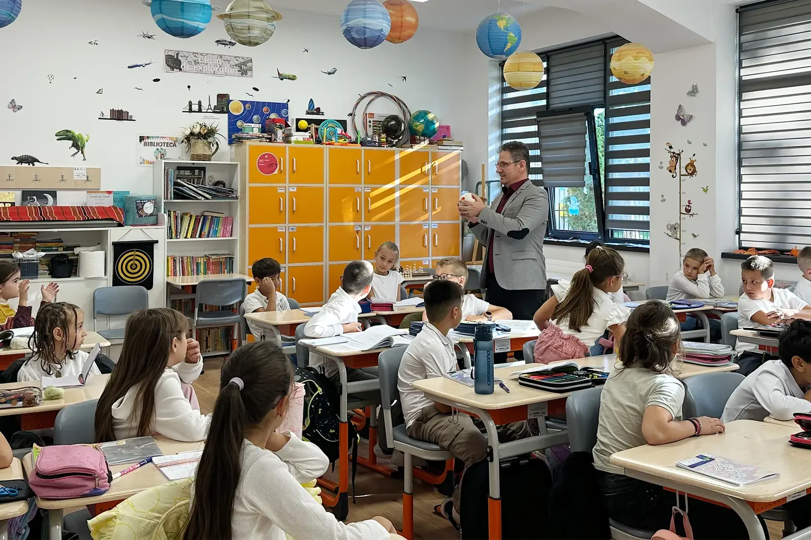Învățătorul din Comănești care luptă pentru dreptul copiilor la opinie