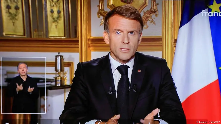 Macron tună după haosul din stradă: Eșecul serviciilor de informații, recunoscut oficial