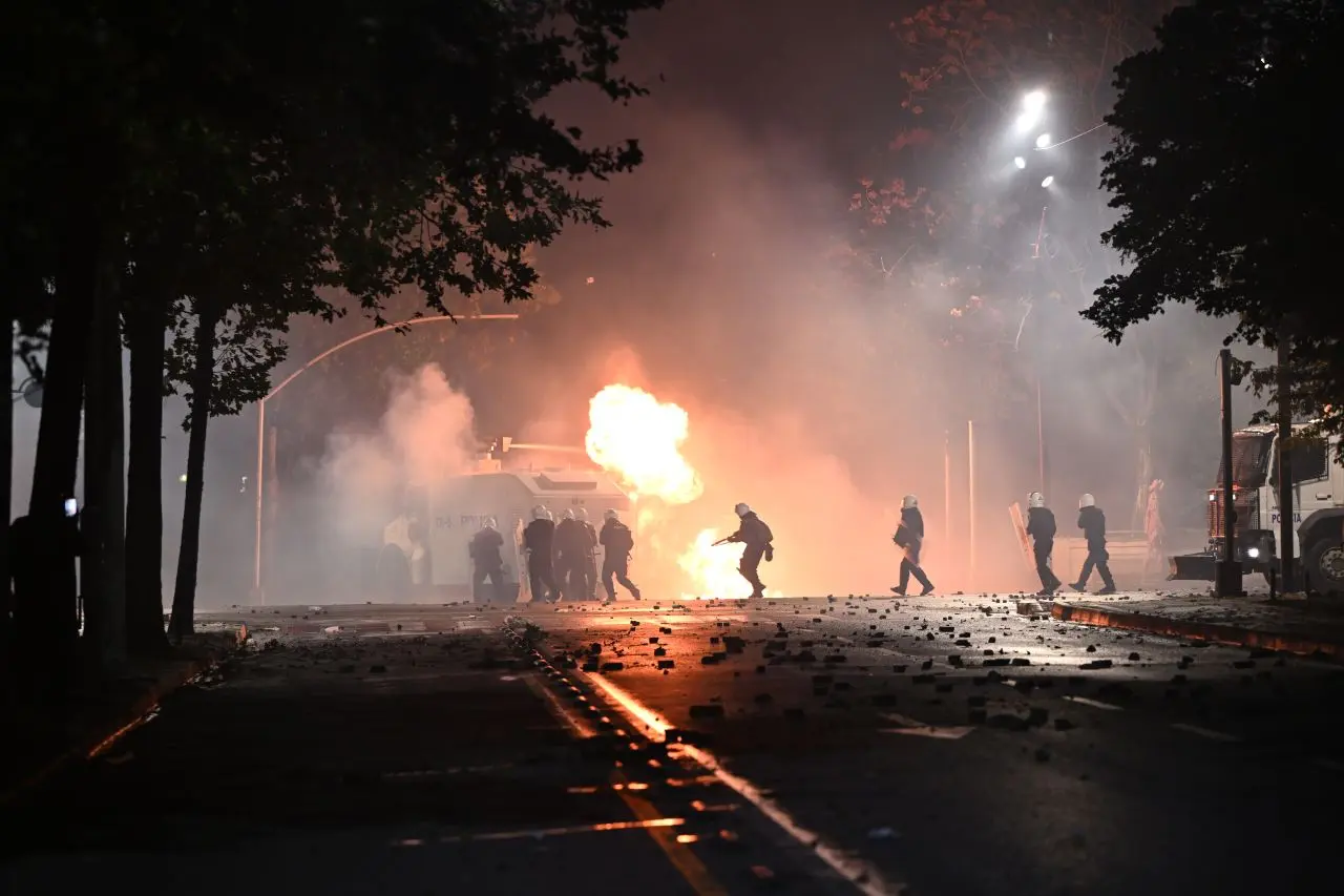 Mii de oameni protestează la Tirana împotriva corupției și a premierului Rama