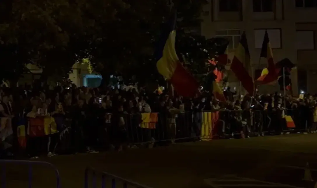 Mii de susținitori au protestat în fața Arestului Central pentru Călin Georgescu