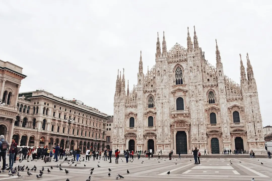 Armata pe străzile din Milano: Magazinele de lux, închise după valul de proteste