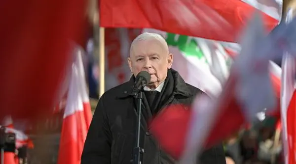 Polonezii cer ieșirea din UE: Kaczyński vrea să desființeze Comisia Europeană