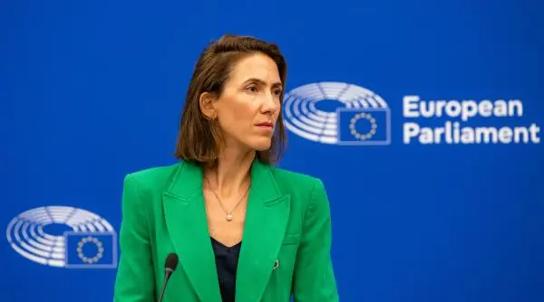 Renew Europe cere PPE să se depărteze de extremă dreaptă, condiție impusă de Macron