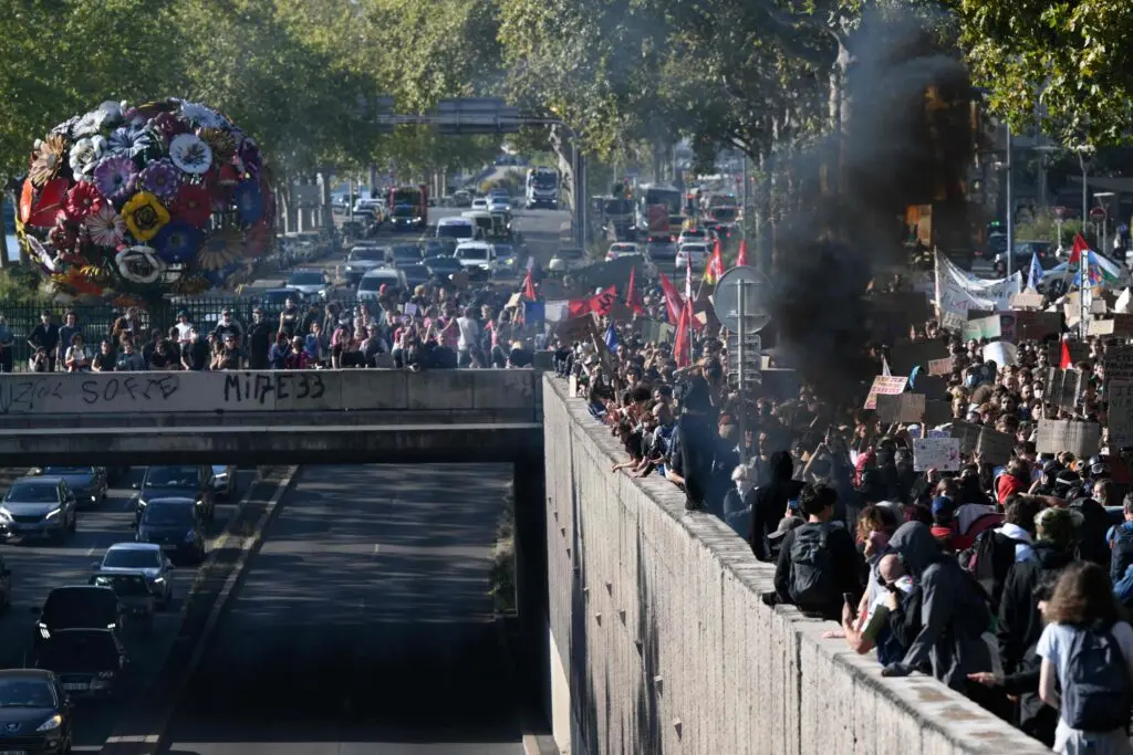 Semne de ingerință externă în protestele violente din Europa