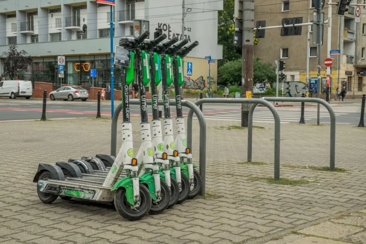 Senatul a aprobat obligativitatea cascei la trotinetele și bicicletele electrice