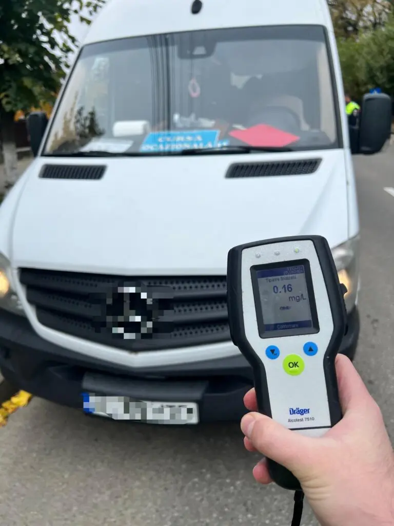 Șofer de microbuz școlar, prins băut la volan cu 19 elevi în Neamț
