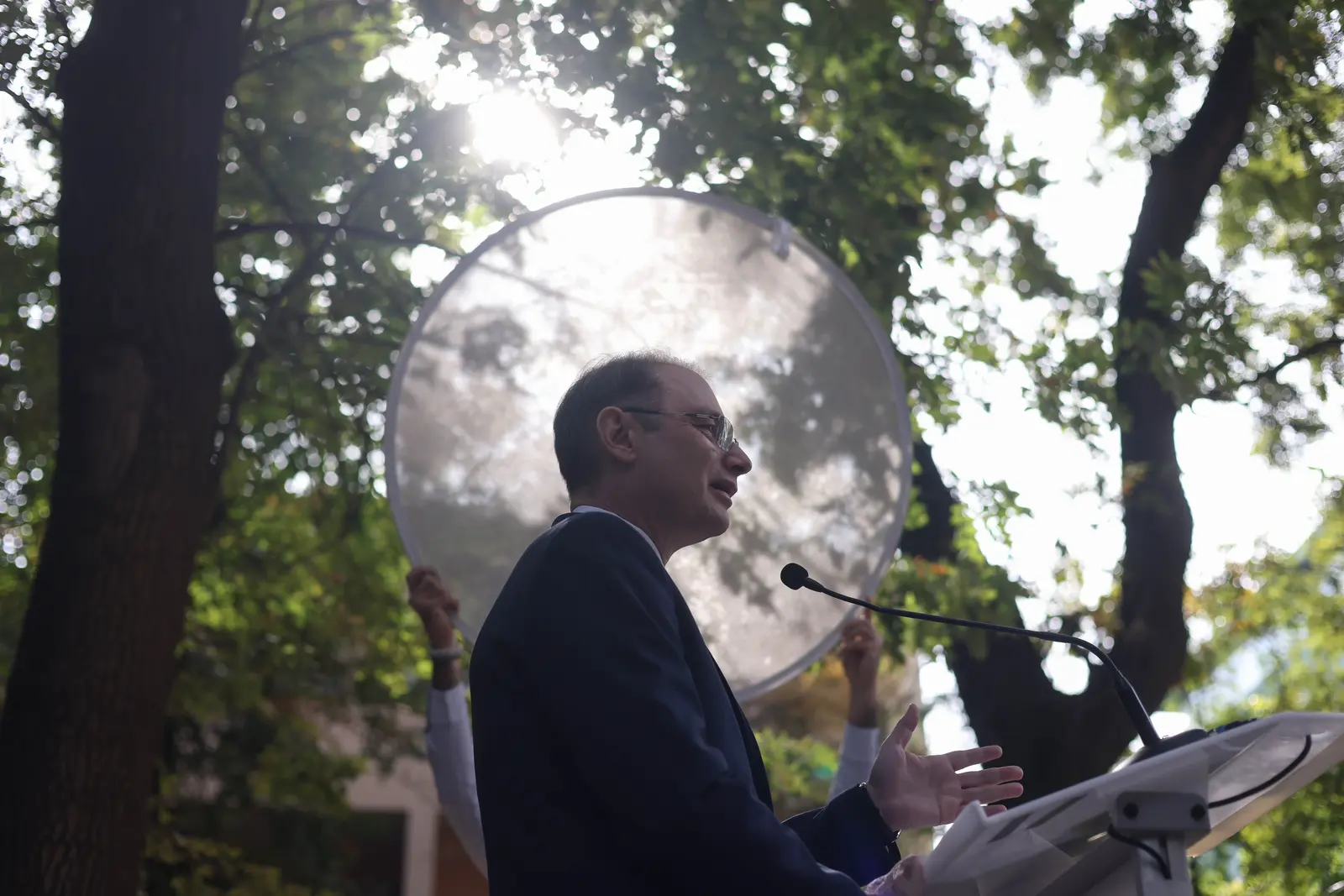 „Vă așteptați să găsiți și bombe când intrați în Palatul Victoria?”. Ce fel de surprize anticipează Luca Niculescu,